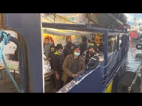 Migranti, le immagini a bordo della Humanity: «Abbiamo freddo, vogliamo scendere»