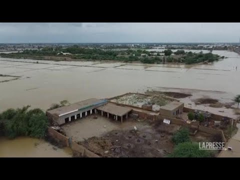 Villaggi sommersi e case distrutte, i danni delle alluvioni in Pakistan