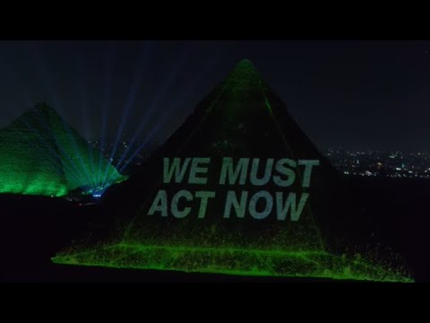 Cop27, la piramide di Chefren si illumina con un messaggio sul clima: «Dobbiamo agire ora»