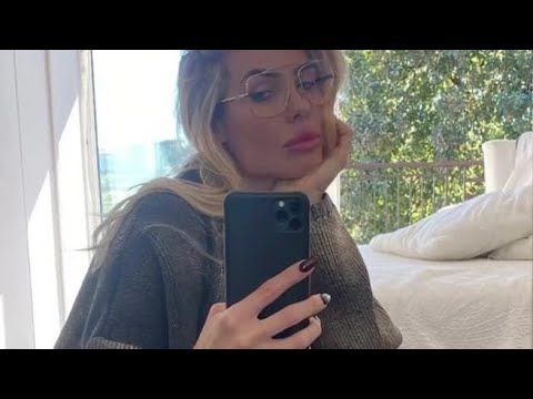 Ilary Blasi cambia look, occhiali eleganti e unghie dark