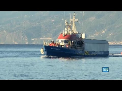 L’ingresso della nave ong Rise Above nel porto di Reggio Calabria