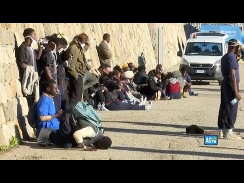 Reggio Calabria, sbarco «Rise above»: un migrante bacia terra al molo