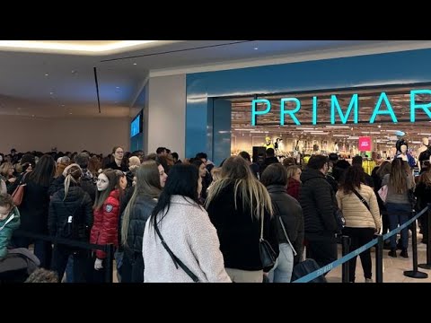 Primark, lunghe code per l’apertura del megastore