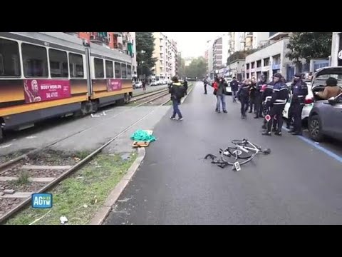 La bicicletta a terra, il tram fermo: i rilievi della polizia locale in via Tito Livio a Milano