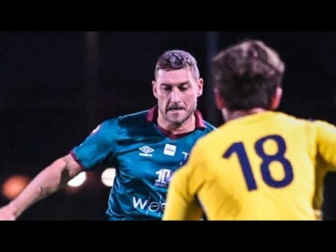 Francesco Totti, gol capolavoro su punizione nel campionato di calcio a 8