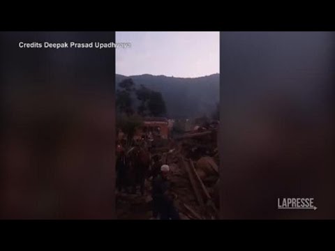 Violento terremoto tra le montagne del Nepal: le ricerche dei dispersi tra le macerie delle case