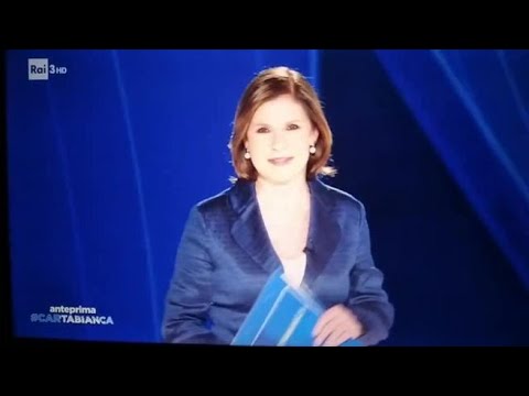 «Oh, non si apre», Bianca Berlinguer si scusa: «La porta si è bloccata, che cosa ci possiamo…