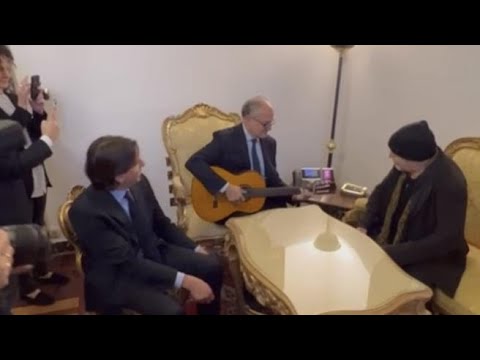 Vasco Rossi e Roberto Gualtieri cantano «Albachiara» in Campidoglio