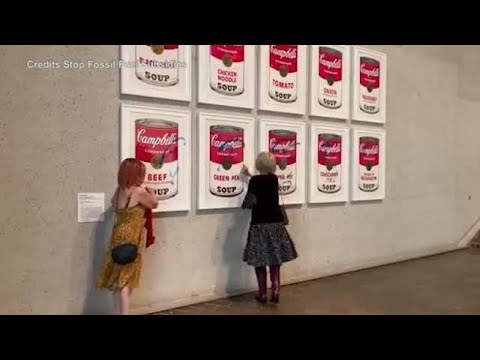 Attiviste si incollano in Australia alla «Campbell’s Soup Cans» di Andy Warhol