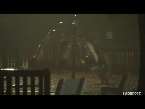 L’uragano Nicole arriva in Florida: venti a 120 km/h, ma c’è chi li sfida