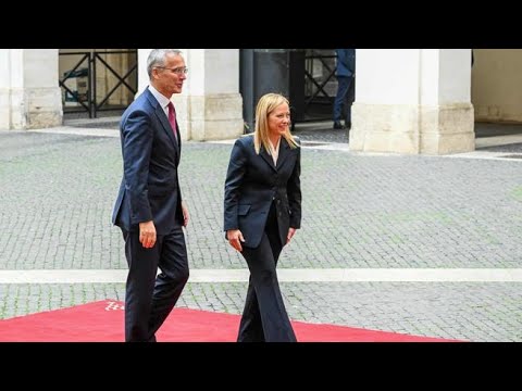 Meloni accoglie Stoltenberg: il picchetto d’onore e la stretta di mano nel cortile di Palazzo…