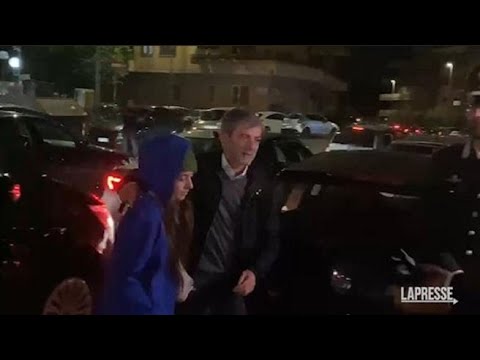 Alessia Piperno arriva a casa a Roma abbracciata al padre