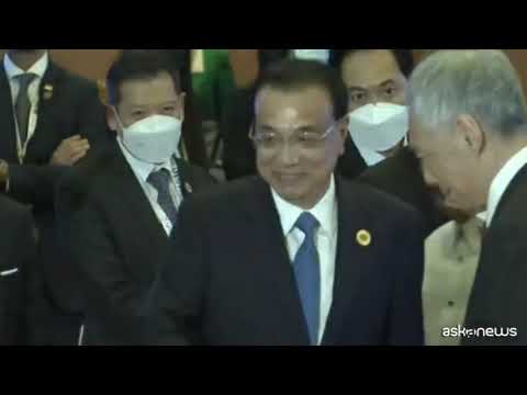 Il premier cinese Li Keqiang arriva al vertice Asean in Cambogia