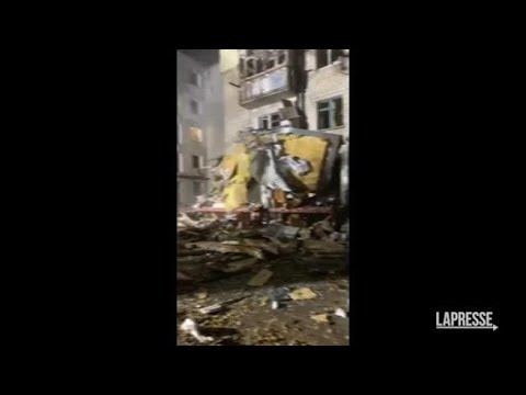 Ucraina, Russia bombarda palazzo a Mykolaiv: 6 morti