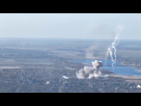 I bombardieri russi in picchiata sulla città di Mariinka: le immagini sopra il Donestk