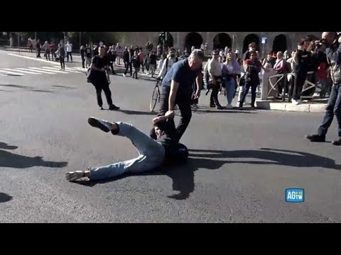 Ultima Generazione, nuovo blitz al Colosseo. Un automobilista: «Ti manderei a zappare la vigna»