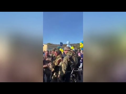 Kherson, le truppe ucraine entrano in città accolte dalla popolazione