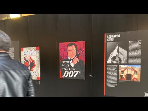 Anonimo 74 affigge di nascosto una sua opera su Albertone alla mostra di street art alla…