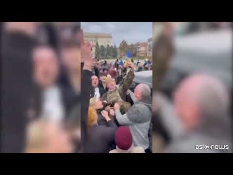 Ucraina, le forze ucraine entrano a Kherson: festa in piazza