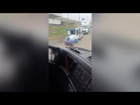 E tra i veicoli russi in fuga da Kherson spunta un trenino delle giostre