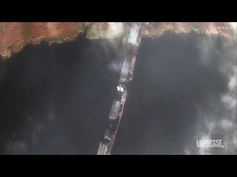 Il ponte di Kherson distrutto, le immagini satellitari