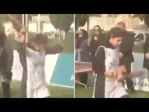 Iran, la campionessa di tiro con l’arco si toglie l’hijab durante la premiazione