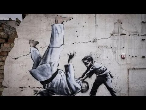 Banksy, i murale sui palazzi distrutti a Borodyanka (Kiev) in Ucraina