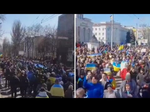 I festeggiamenti di Kherson dopo la liberazione: un fiume di persone invade il centro città
