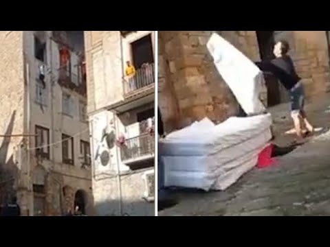 Cosenza: si lancia dalla finestra per fuggire dalle fiamme, i vicini gli salvano la vita con dei…