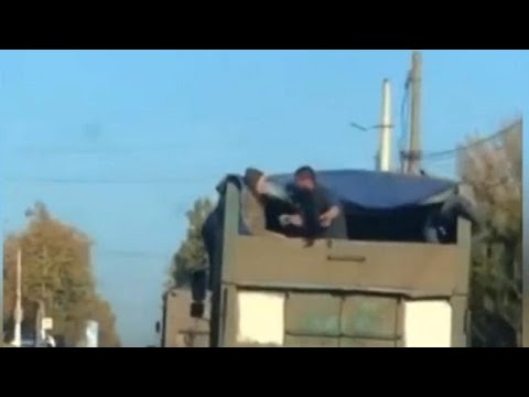 Ucraina: lite tra i soldati russi sul camion con cui lasciano Kherson