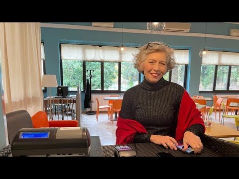 La nuova vita di Irene Pivetti dietro la cassa di un ristorante a Monza: «Felice perché mi…