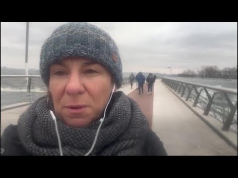 Sul ponte Klitschko, il ponte di vetro che ha riaperto ieri a Kiev dopo essere stato bombardato