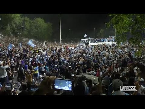 L’Argentina mostra la Coppa del Mondo ai tifosi in delirio