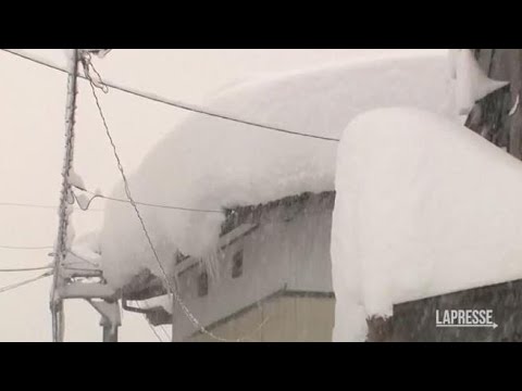 Nevicata record in Giappone, quasi un metro di neve in poche ore: traffico in tilt e niente…