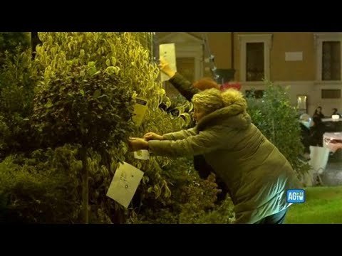 Roma, manifestazione a piazza Venezia: appese bollette all’albero di Natale