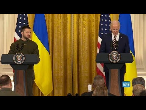 Biden a Zelensky: «Trecento giorni di attacco brutale, la luce prevarrà sull’oscurità»