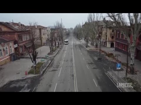 Ucraina, Mariupol occupata e devastata: i russi la ricostruiscono