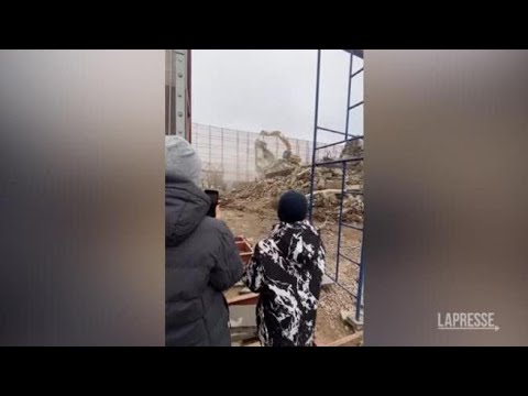 A Mariupol i russi abbattono case: ruspe sui resti del teatro, simbolo della resistenza