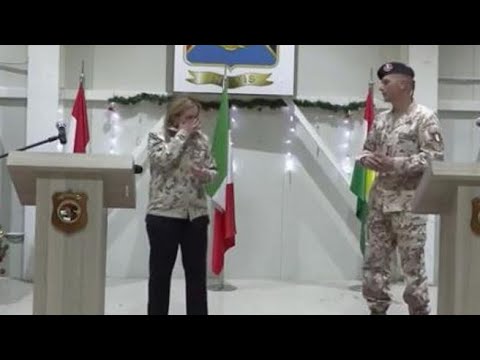 Meloni in Iraq si commuove per i regali dei militari italiani