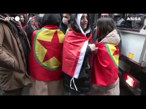 Parigi, manifestanti curdi a Place de la Re’publique