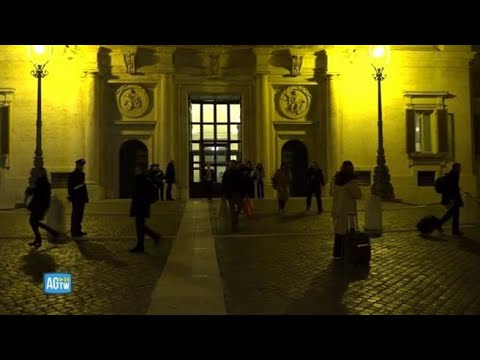 La fuga di Natale da Montecitorio: dopo il sì alla manovra tutti fuori con trolley e pacchetti
