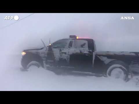 Maltempo in Usa, una bufera di neve si abbatte su New York: veicoli bloccati