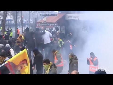 La rabbia dopo l’attacco al centro curdo, a Parigi scontri tra manifestanti e polizia
