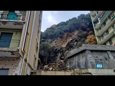 Grossa frana a Genova, massi si staccano da una parete di roccia: evacuate 46 persone