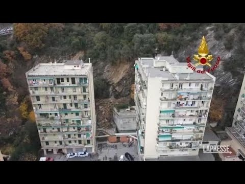 Genova, grossa frana vicino alle palazzine: le immagini dal drone