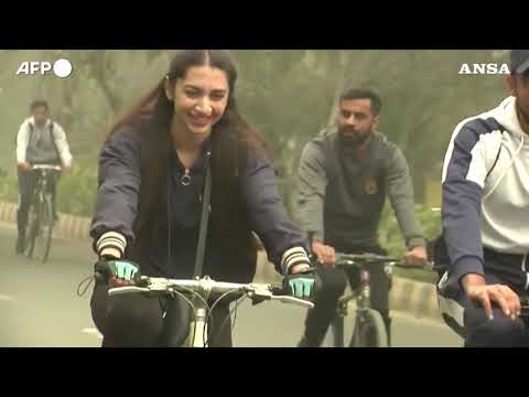 Pakistan, ciclisti “sfidano” lo smog di Lahore per una campagna contro l’inquinamento