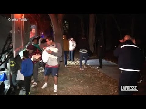 Il Texas manda bus di migranti davanti alla casa di Kamala Harris