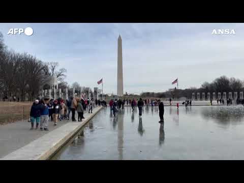 Usa, Washington: le acque del National Mall completamente ghiacciate