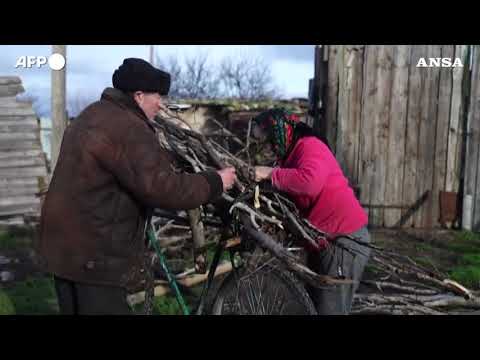 Ucraina, l’inverno in un villaggio del sud colpito dai bombardamenti