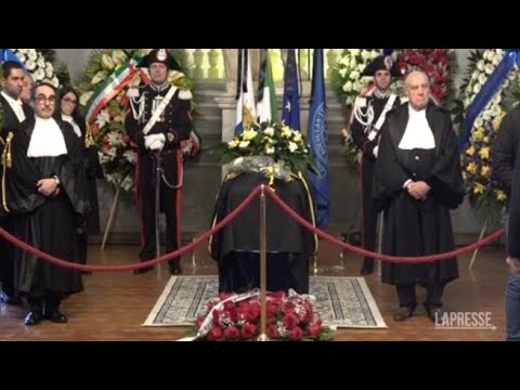 Omaggio a Frattini, da D’Alema a Di Maio: i politici alla camera ardente